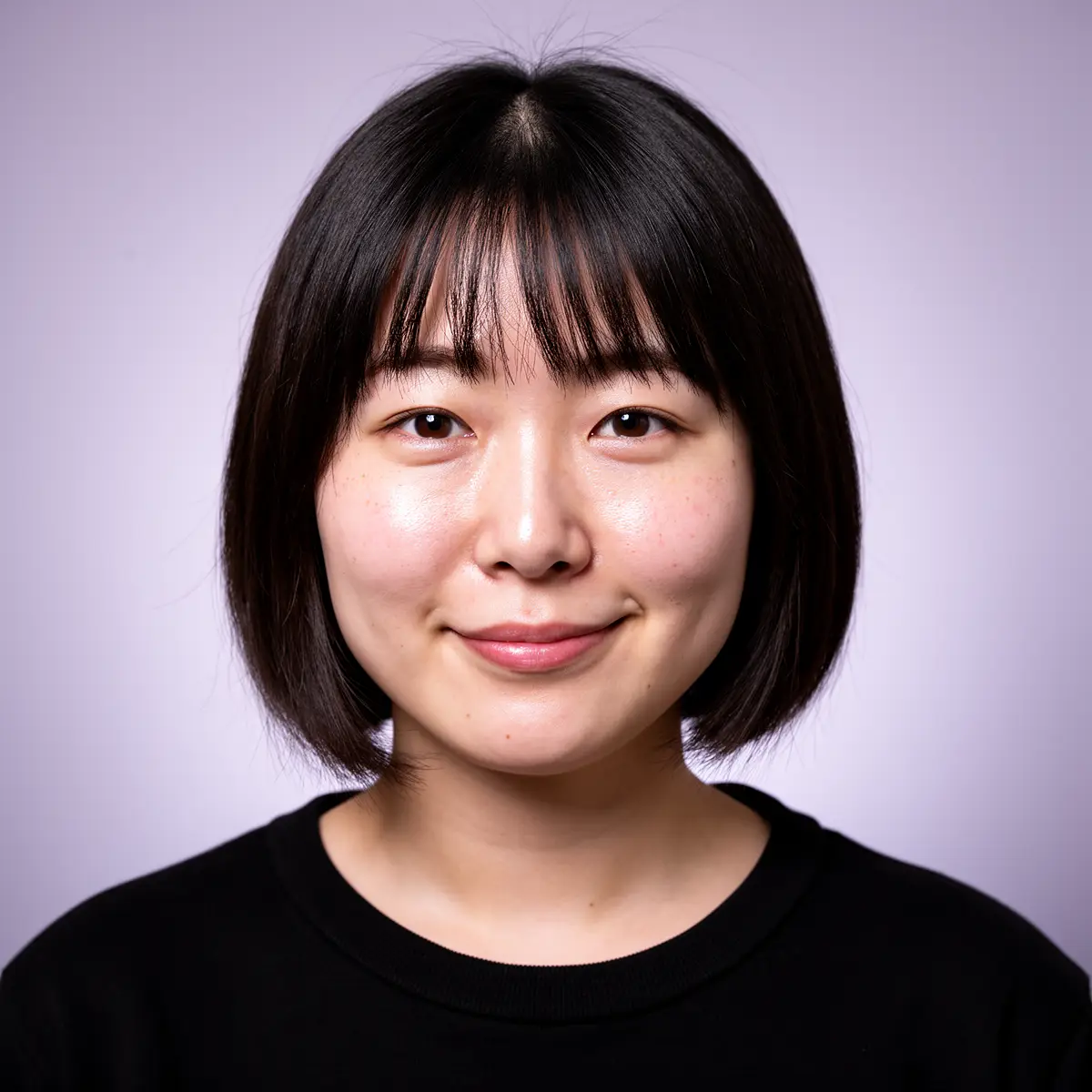 AI-muotimalligeneraattorin tulos RogerApp.ai:ssa: fotorealistinen itäaasialainen nainen bob-kampauksella, musta t-paita, pehmeä violetti studiotausta